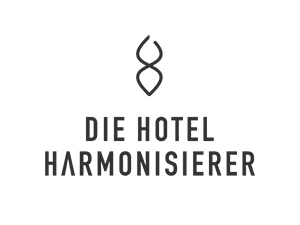 Logo von Die Hotel Harmoniserer mit stilisiertem Symbol über dem Namen auf weißem Hintergrund.