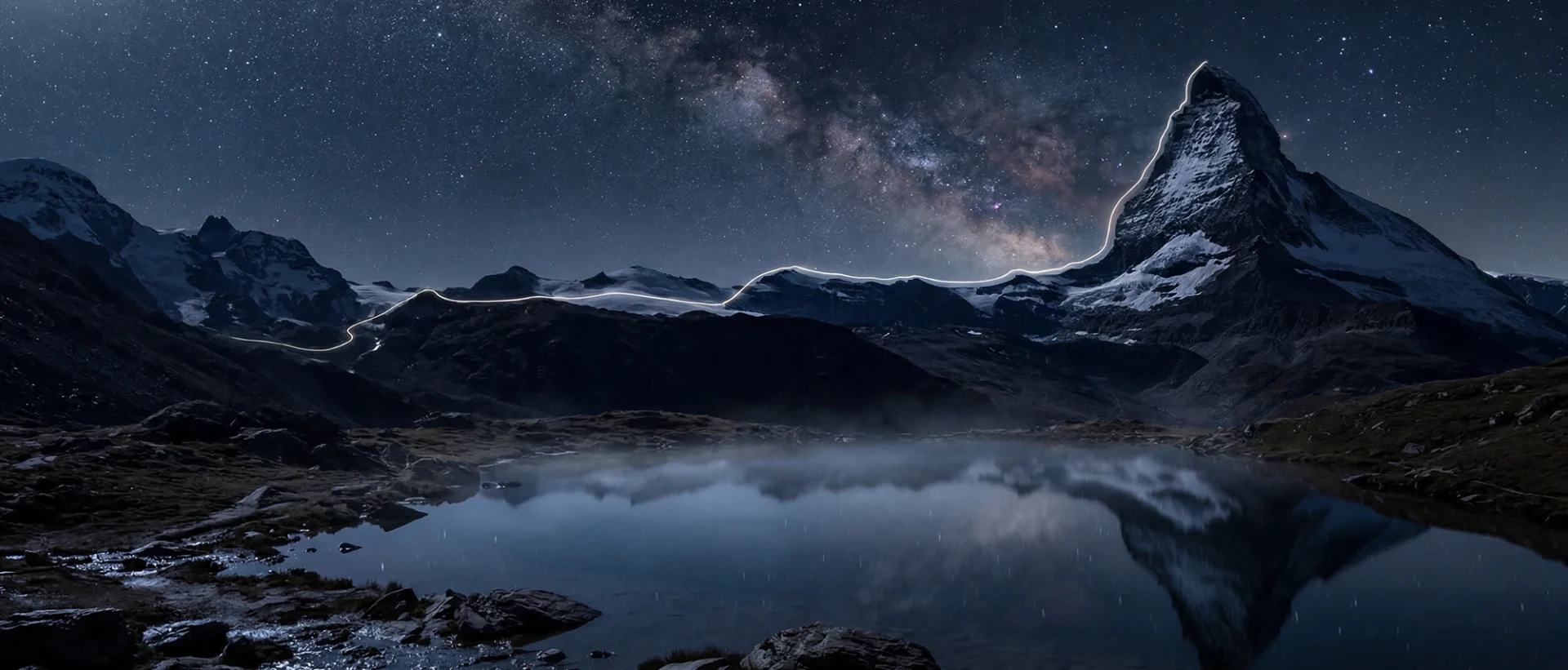 Matterhorn bei Nacht, beleuchtet von der Milchstraße, spiegelt sich im ruhigen Bergsee. Atemberaubendes Alpenpanorama unter einem klaren Sternenhimmel.