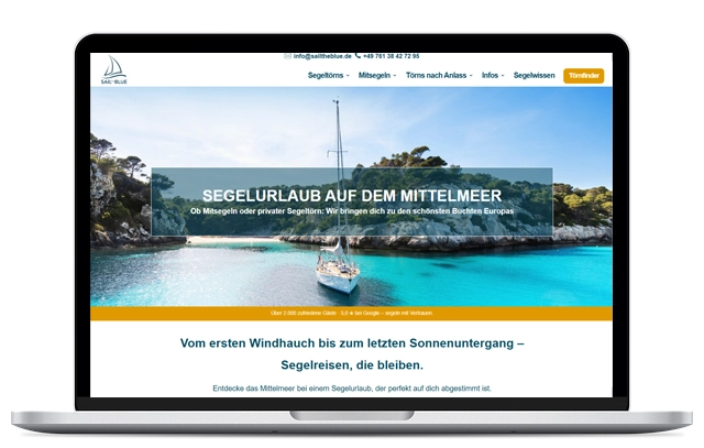 Laptop mit Webdesign eines Reiseveranstalters für Segelreisen