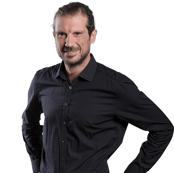 Mann in schwarzem Hemd lächelt freundlich in die Kamera, isoliert auf weißem Hintergrund.