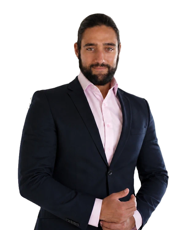 Mann in Anzug mit rosa Hemd, freundlich lächelnd, vor transparentem Hintergrund. Professionelles Porträt für Business und Corporate-Profile.
